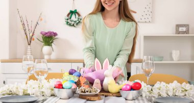 Paskalya sofrasını dekore eden kadın.