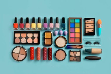 Mavi arka plan üzerinde farklı Dekoratif kozmetik