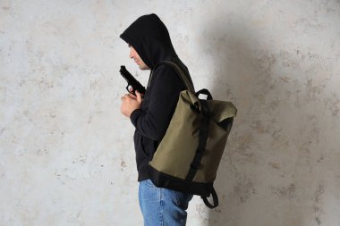 Grunge Duvarı 'nın yanında silahlı bir erkek öğrenci. Okul çekim konsepti