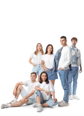 Beyaz arka planda bir grup şık genç.