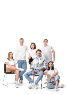 Beyaz arka planda bir grup şık genç.