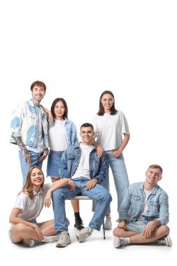 Beyaz arka planda bir grup şık genç.
