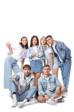 Beyaz arka planda bir grup şık genç.