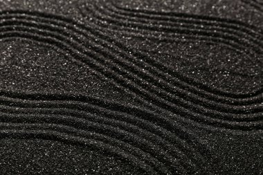 Çizgileri olan karanlık kum. Zen kavramı