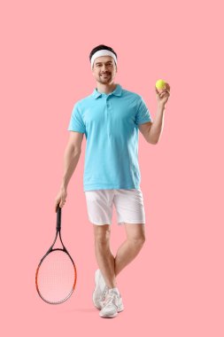 Pembe arka planda erkek tenisçinin portresi