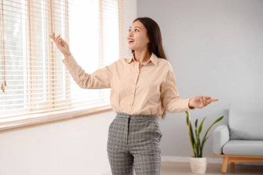 Apartmanda Asyalı emlakçı