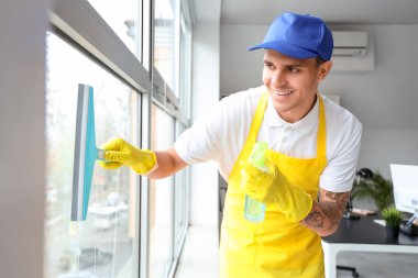 Ofiste erkek hademe temizlik penceresi