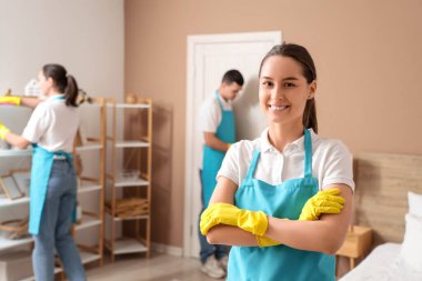 Yatak odasındaki temizlikçi kadın.