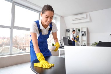Ofiste kadın hademe temizlik masası