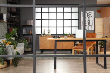 Çalışma yeri ve kitaplığı olan oturma odasının içi, katlanır ekrandan görünüm