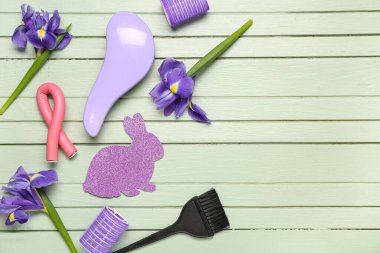 Kağıt Paskalya tavşanı, kuaför aksesuarları ve yeşil ahşap arka planda çiçekler.