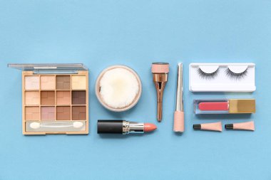 Mavi arka planda birçok farklı makyaj ürünleri
