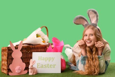 Yeşil arka planda Paskalyayı kutlayan genç kız.