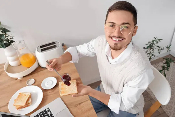Молодий Чоловік Має Смачні Варені Тости Сніданок Кухні — стокове фото