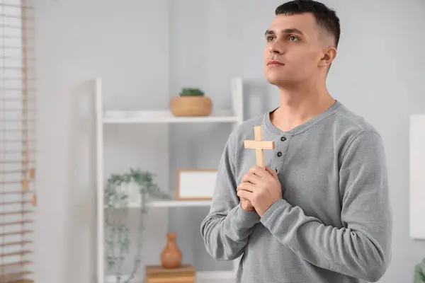 Young Man Wooden Cross Praying Living Room — Stock Photo, Image