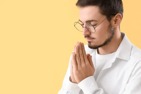 Young Man Praying Yellow Background — Stock Photo, Image