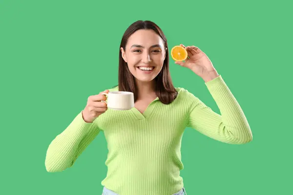 Junge Frau Mit Tasse Tee Und Zitrone Auf Grünem Hintergrund — Stockfoto