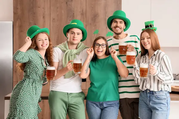 Groep Jonge Vrienden Met Bier Vieren Patrick Day Keuken — Stockfoto