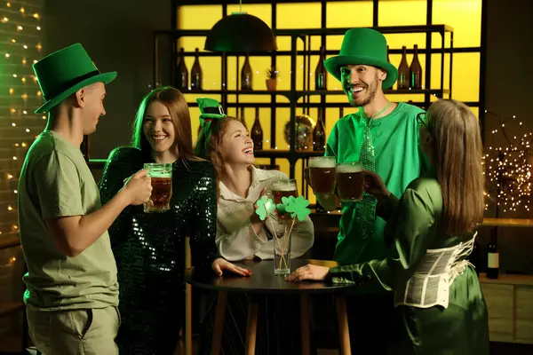Groep Jonge Vrienden Met Bier Vieren Patrick Day Pub Nachts — Stockfoto