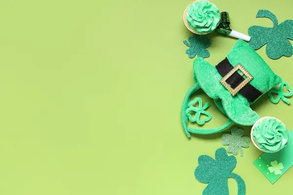 Шляпа Лепрекона Кексами Клеверами Зеленом Фоне Празднование Дня Святого Патрика — стоковое фото