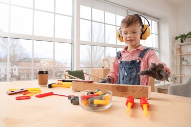 Odada oyuncak aletleri olan şirin bir müteahhit.