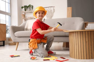 Evde oyuncak çekiçle oynayan sevimli bir müteahhit.