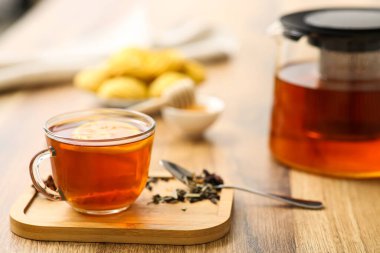 Mutfaktaki masada bir fincan siyah çay.