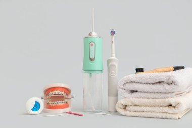 Ağız temizliği seti ve arka planda ağız sulandırıcısı.