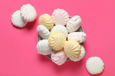 Pembe arka planda tatlı zephyr tabağı