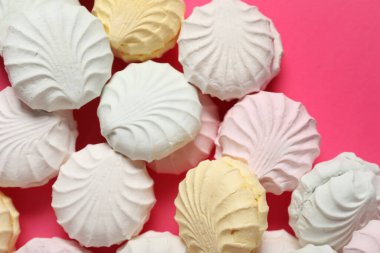 Pembe arka planda bir sürü tatlı zephyr