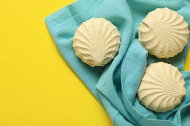 Sarı arka planda tatlı zephyr