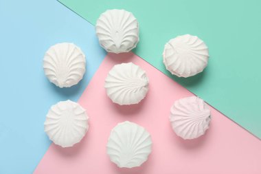 Renkli arka planda birçok tatlı zephyr