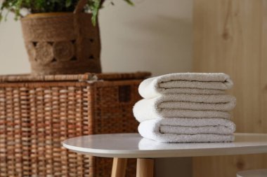 Odada masaya temiz havlu yığını, closeup