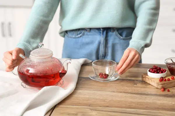 Genç Bayan Mutfakta Yabanmersinli Çay Yapıyor — Stok fotoğraf