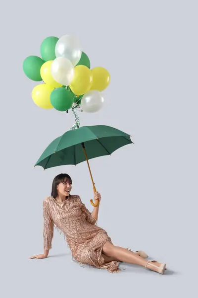 Belle Jeune Femme Tenant Parapluie Avec Ballons Sur Fond Clair — Photo