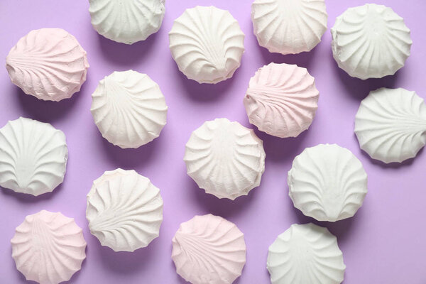 Много сладких зефиров на сиреневом фоне