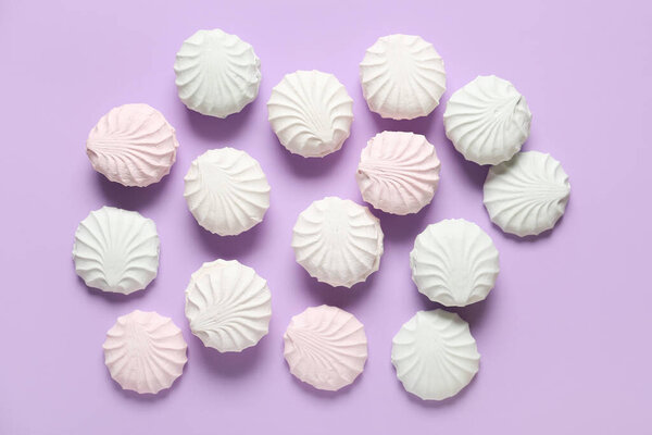 Много сладких зефиров на сиреневом фоне