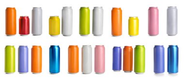 Beyaza izole edilmiş bir sürü metal kutu. Tasarım için model