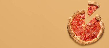 Bej arka planda nefis pepperoni pizza, metin için boşluk, üst görünüm
