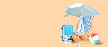 Güverte koltuğu, bavul ve plaj aksesuarları bej arka planda, mesaj için yer var. Seyahat kavramı