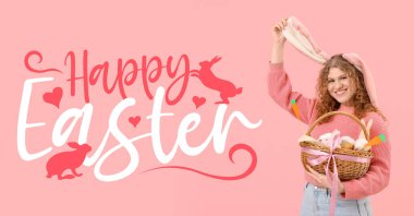 Paskalya bayrağı. Tavşan kulaklı ve neşeli sepetli güzel genç bir kadın.