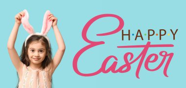 Tavşan kulağı takan küçük bir kızla Paskalya bayrağı  