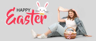 Paskalya bayrağı. Tavşan kulaklı ve neşeli sepetli güzel genç bir kadın.