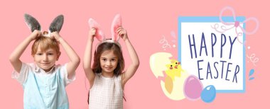 Tavşan kulağı takan komik çocuklu Paskalya bayrağı  