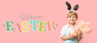 Paskalya bayrağı. Tavşan kulağı takan ve elinde hediyeyle küçük bir çocuk.