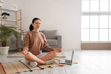 Evde meditasyon yapan güzel bir kadın.