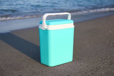 Deniz kıyısındaki modern plaj serinliği