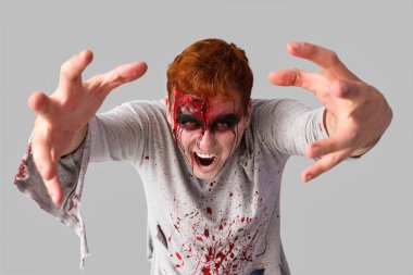 Gri arka planda korkunç zombi adam