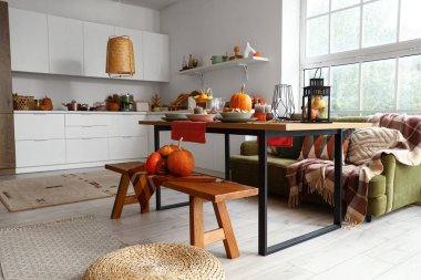 Modern mutfak, servis masası, kabak, bank ve kanepe.