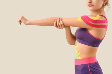 Hafif arka planda fizyobandı olan genç bir kadın.